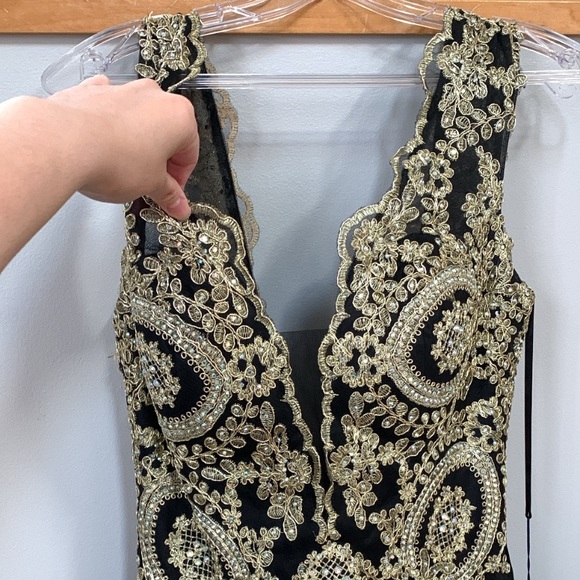 Black and gold embellished wide V- neck gown - Picture 11 of 16